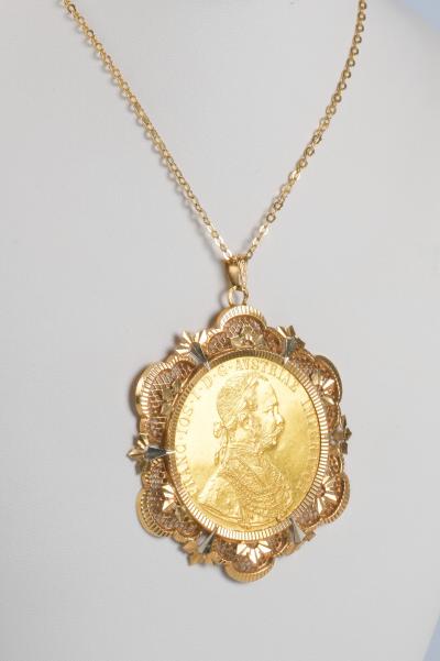 Collier composé d'une chaine en or jaune 18 carats et d'un pendentif avec une pièce en ore jaune 18 carats 4 Ducats 2