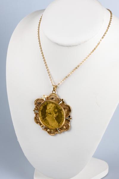 Collier composé d'une chaine en or jaune 18 carats et d'un pendentif avec une pièce en ore jaune 18 carats 4 Ducats 2