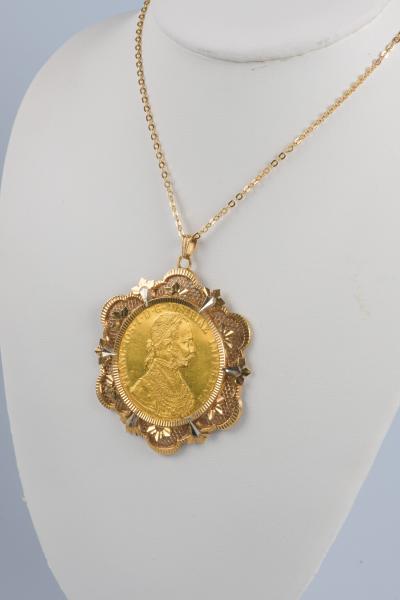 Collier composé d'une chaine en or jaune 18 carats et d'un pendentif avec une pièce en ore jaune 18 carats 4 Ducats 2