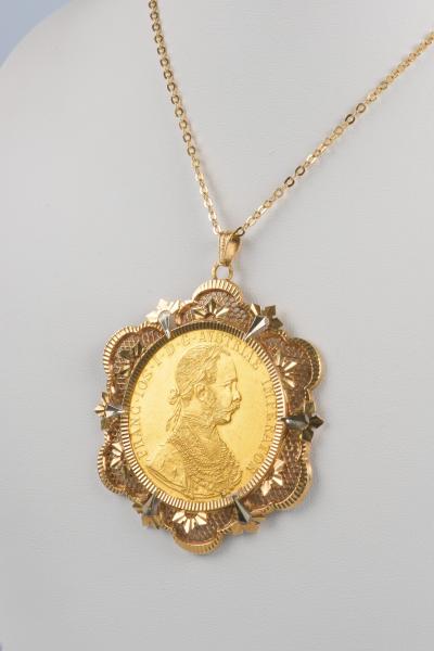 Collier composé d'une chaine en or jaune 18 carats et d'un pendentif avec une pièce en ore jaune 18 carats 4 Ducats 2