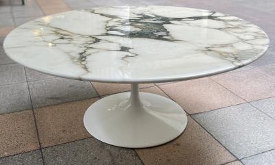 Eero SAARINEN (1910-1961) pour Knoll International - Table basse circulaire à plateau en marbre blanc veiné 2