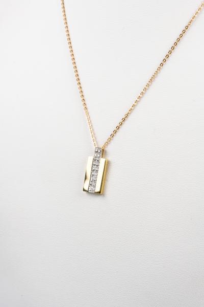 Collier en or jaune 18 carats et pendentif rectangulaire en or jaune orné de diamants 2