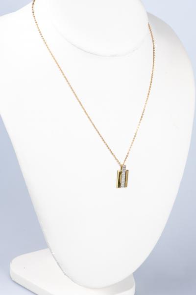 Collier en or jaune 18 carats et pendentif rectangulaire en or jaune orné de diamants 2