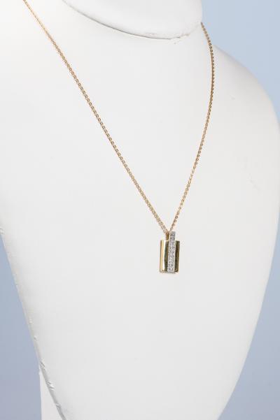 Collier en or jaune 18 carats et pendentif rectangulaire en or jaune orné de diamants 2