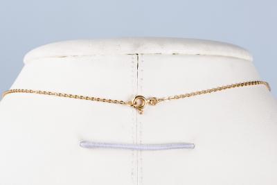 Collier en or jaune 18 carats et pendentif rectangulaire en or jaune orné de diamants 2