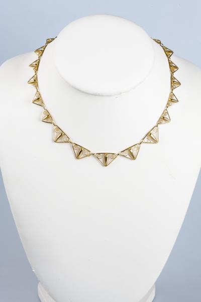 Collier en or jaune 18 carats  en filigrane avec des motifs décorés en forme de triangle 2