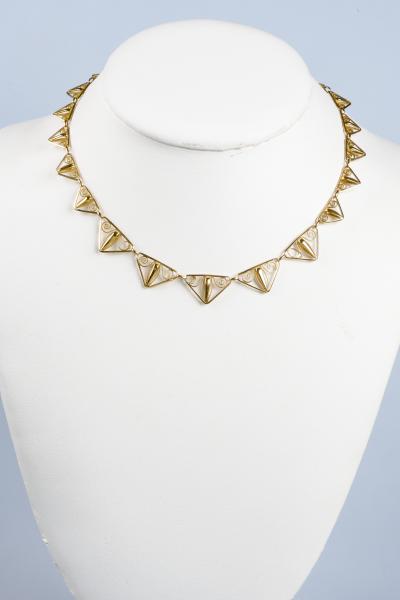Collier en or jaune 18 carats  en filigrane avec des motifs décorés en forme de triangle 2