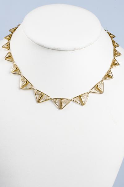 Collier en or jaune 18 carats  en filigrane avec des motifs décorés en forme de triangle 2