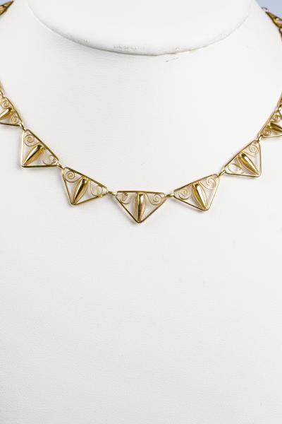Collier en or jaune 18 carats  en filigrane avec des motifs décorés en forme de triangle 2