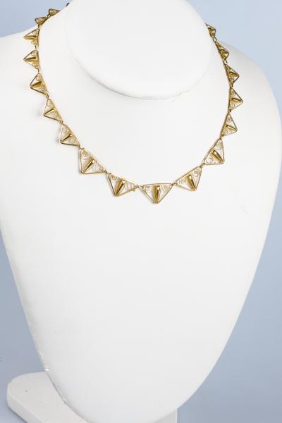 Collier en or jaune 18 carats  en filigrane avec des motifs décorés en forme de triangle 2
