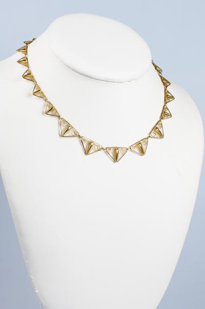 Collier en or jaune 18 carats  en filigrane avec des motifs décorés en forme de triangle 2
