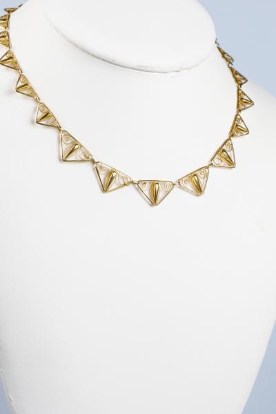Collier en or jaune 18 carats  en filigrane avec des motifs décorés en forme de triangle 2
