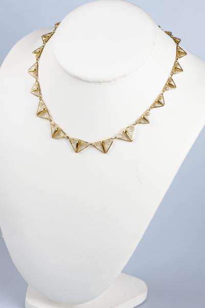 Collier en or jaune 18 carats  en filigrane avec des motifs décorés en forme de triangle 2
