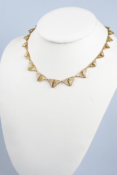 Collier en or jaune 18 carats  en filigrane avec des motifs décorés en forme de triangle 2