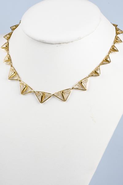 Collier en or jaune 18 carats  en filigrane avec des motifs décorés en forme de triangle 2