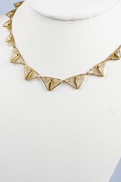 Collier en or jaune 18 carats  en filigrane avec des motifs décorés en forme de triangle 2