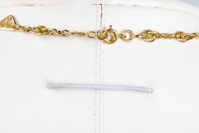 Collier en or jaune 18 carats  en filigrane avec des motifs décorés en forme de triangle 2