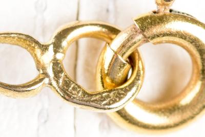Collier en or jaune 18 carats  en filigrane avec des motifs décorés en forme de triangle 2