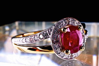 Bague unique en or blanc et jaune sertissant un Rubis et des diamants naturels 2