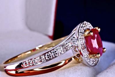 Bague unique en or blanc et jaune sertissant un Rubis et des diamants naturels 2
