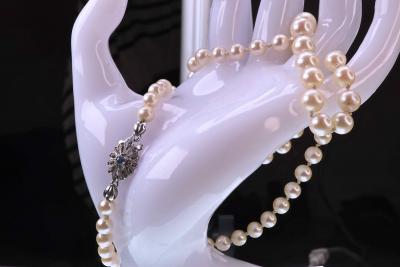 Collier de 72 perles AKOYA  du Japon, fermoir Art déco en or blanc et saphir. 2