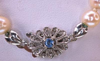 Collier de 72 perles AKOYA  du Japon, fermoir Art déco en or blanc et saphir. 2