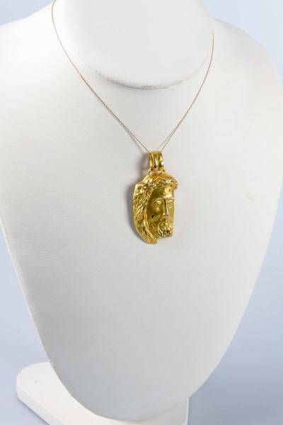 Collier en or jaune 18 carats composé d’une chaine et d’un pendentif Jesus Christ en or jaune 2