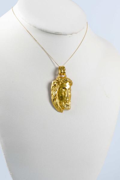 Collier en or jaune 18 carats composé d’une chaine et d’un pendentif Jesus Christ en or jaune 2