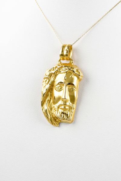 Collier en or jaune 18 carats composé d’une chaine et d’un pendentif Jesus Christ en or jaune 2