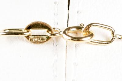 Collier en or jaune 18 carats composé d’une chaine et d’un pendentif Jesus Christ en or jaune 2