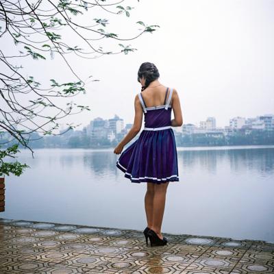 Eric Benard - La jeune fille au bord du lac, Hanoï, Vietnam 2013 - Tirage numérique 2