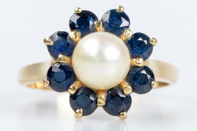 Bague en or jaune 18 carats avec une tête en forme de fleur ornée de 8 saphirs et d’une perle de culture 2