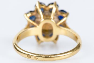 Bague en or jaune 18 carats avec une tête en forme de fleur ornée de 8 saphirs et d’une perle de culture 2