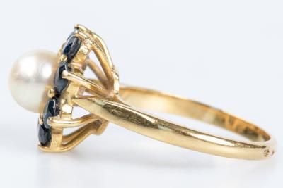 Bague en or jaune 18 carats avec une tête en forme de fleur ornée de 8 saphirs et d’une perle de culture 2