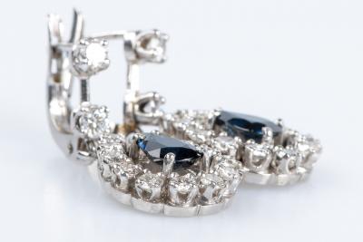 Parure en or blanc 18 carats : collier avec pendentif et de boucles d’oreilles pendantes avec diamants et saphirs 2