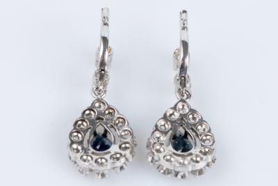 Parure en or blanc 18 carats : collier avec pendentif et de boucles d’oreilles pendantes avec diamants et saphirs 2