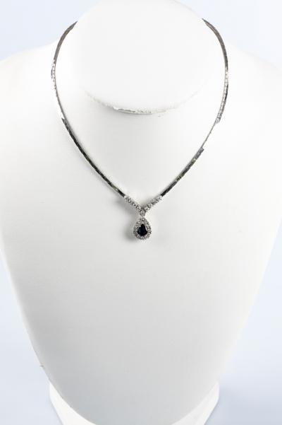 Parure en or blanc 18 carats : collier avec pendentif et de boucles d’oreilles pendantes avec diamants et saphirs 2