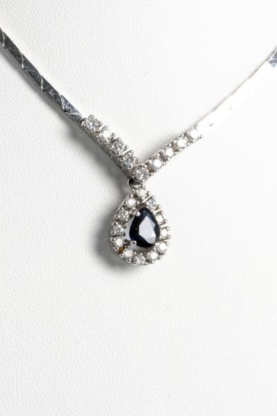 Parure en or blanc 18 carats : collier avec pendentif et de boucles d’oreilles pendantes avec diamants et saphirs 2