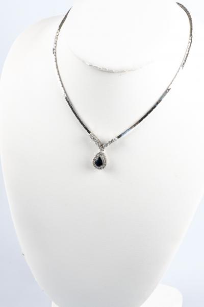 Parure en or blanc 18 carats : collier avec pendentif et de boucles d’oreilles pendantes avec diamants et saphirs 2