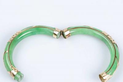 Bracelet jonc rigide en jade avec décors en or jaune 9 carats 2