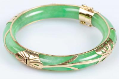 Bracelet jonc rigide en jade avec décors en or jaune 9 carats 2