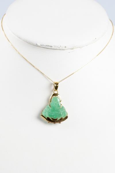Collier en or jaune 14 carats composé d’un pendentif en forme de Bouddha orné d’une jade 2