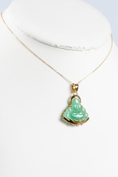 Collier en or jaune 14 carats composé d’un pendentif en forme de Bouddha orné d’une jade 2