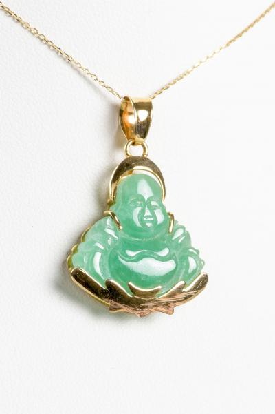 Collier en or jaune 14 carats composé d’un pendentif en forme de Bouddha orné d’une jade 2