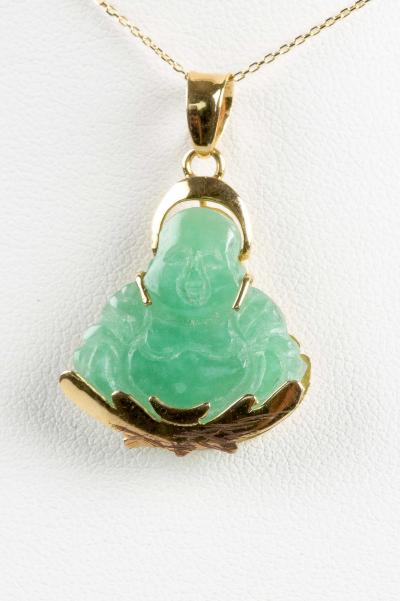 Collier en or jaune 14 carats composé d’un pendentif en forme de Bouddha orné d’une jade 2