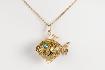 Collier en or jaune Poisson composé d’une chaine fine et d’un pendentif en or jaune 2
