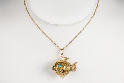 Collier en or jaune Poisson composé d’une chaine fine et d’un pendentif en or jaune 2
