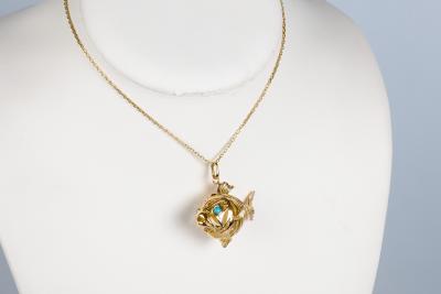 Collier en or jaune Poisson composé d’une chaine fine et d’un pendentif en or jaune 2