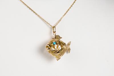 Collier en or jaune Poisson composé d’une chaine fine et d’un pendentif en or jaune 2