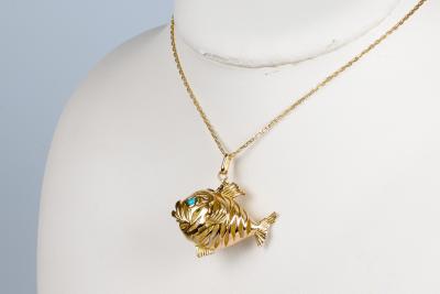 Collier en or jaune Poisson composé d’une chaine fine et d’un pendentif en or jaune 2